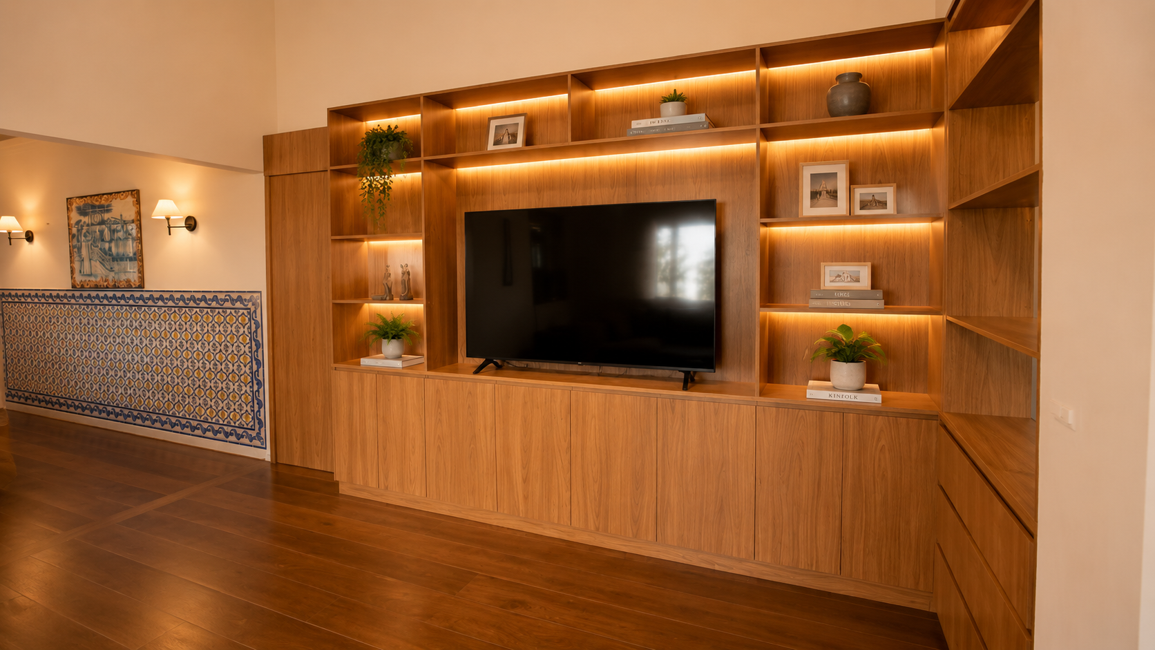 Painel de sala em madeira com iluminação embutida
