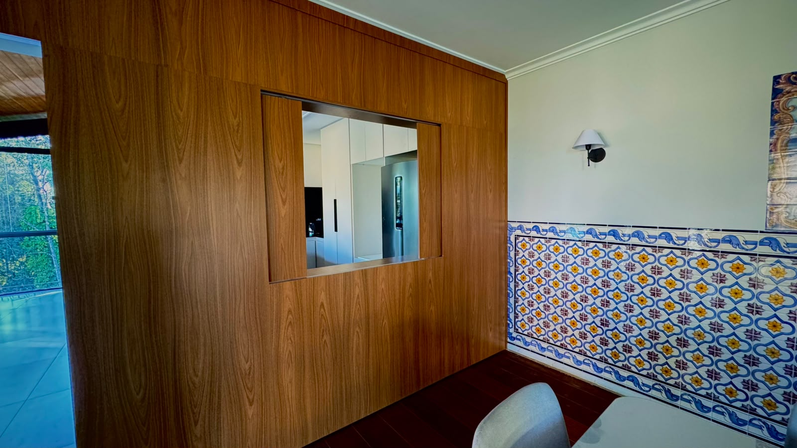 Painel de marcenaria com passa-pratas integrado